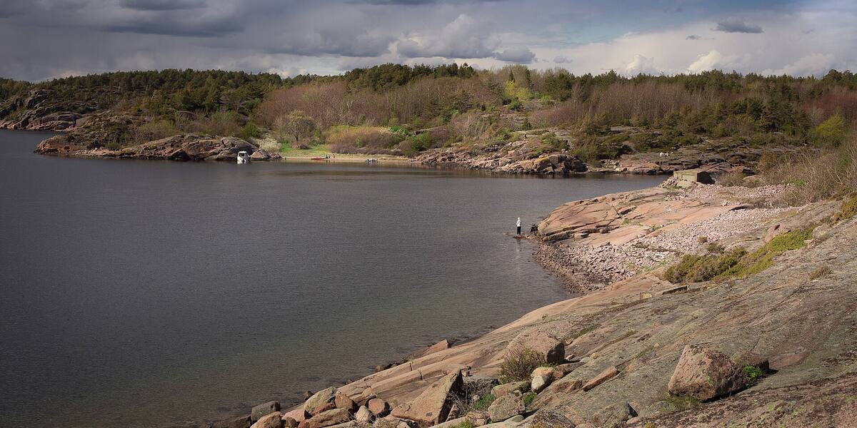 Mellom-Bolæren sett fra sjøen
